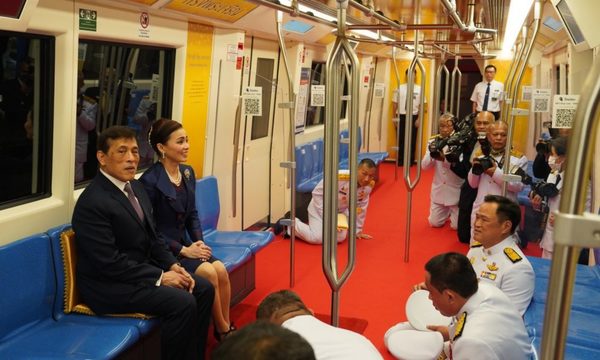 Rey de Tailandia obliga a sus escoltas a arrastrarse a su alrededor