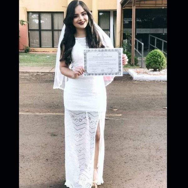 Crónica / CASORIO CON DIPLOMA: ¡Fue a retirar su título vestida de novia!