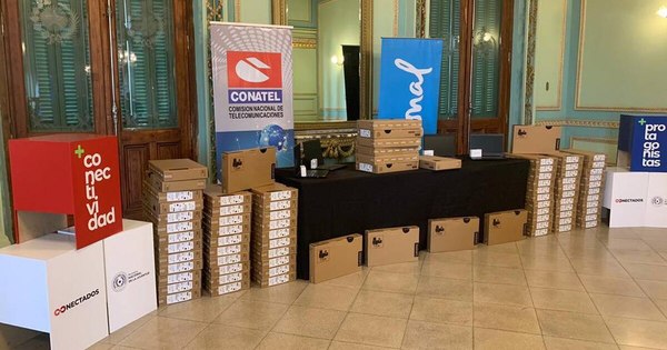 La Nación / Entregaron 800 computadoras a 10 facultades de UNA