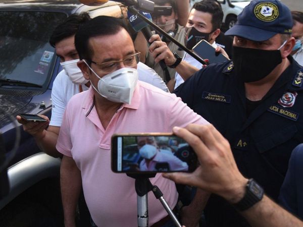 Cuevas vuelve a su banca pese a seguir procesado