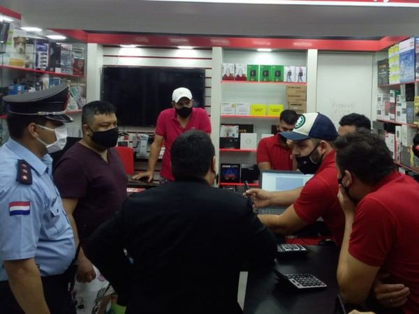En CDE intervienen dos  comercios        denunciados por  estafar a turistas