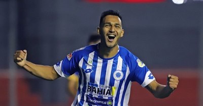 La Nación / El 12 sufre y gana