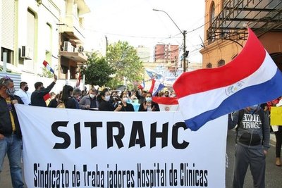 Marcha y anuncio de huelga en Clínicas: piden plus por exposición al peligro de covid - ADN Paraguayo