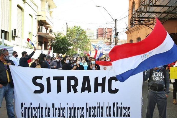 Marcha y anuncio de huelga en Clínicas: piden plus por exposición al peligro de covid - ADN Paraguayo