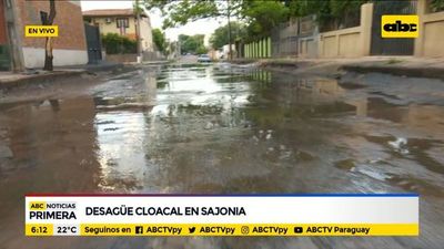 Desagüe cloacal en plena calle de Sajonia - ABC Noticias - ABC Color