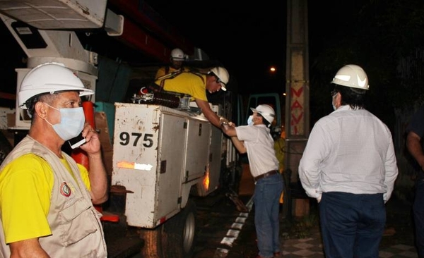 HOY / Usuarios siguen sin electricidad desde hace 60 horas