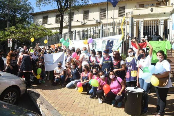 Personal de blanco reclama presupuesto digno para enfrentar el año 2021 - Nacionales - ABC Color