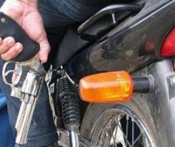 Motochorros asaltan a playero en Mariano Roque Alonso