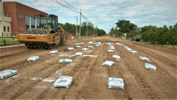 Inicia pavimentación de calle en Loma Plata