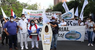 La Nación / Funcionarios de Clínicas van a huelga desde la medianoche