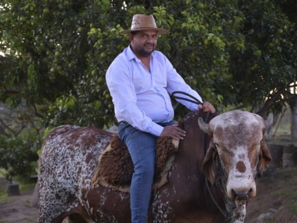 Se pasea montando un toro de 510 kilos