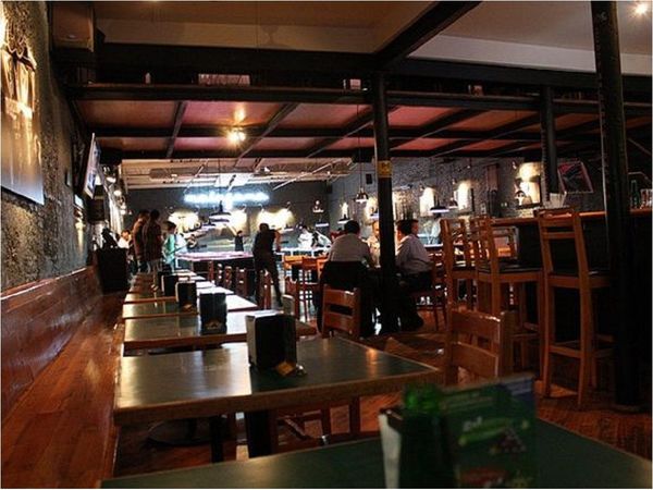 Bares presentan un amparo contra restricción horaria del Gobierno