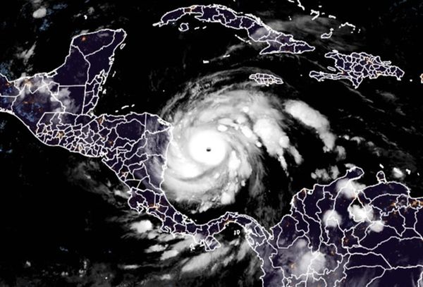 Huracán Iota pierde fuerza al avanzar por Nicaragua - Mundo - ABC Color