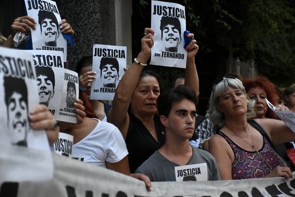 Piden elevar a juicio a jóvenes acusados por el asesinato de Fernando Báez en Argentina | OnLivePy
