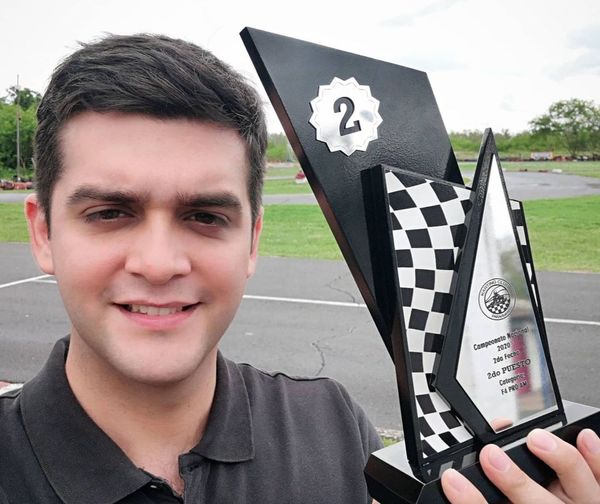 Enrique Dávalos es también corredor de karting