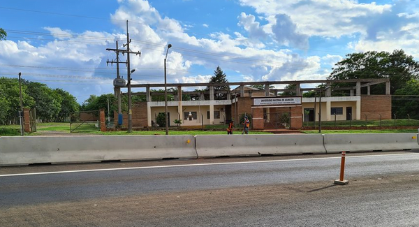 Vallado de cemento cubre la entrada de la Facultad de Derecho UNA - Noticiero Paraguay