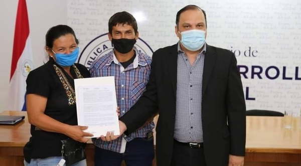 Familias firmaron contratos por sus lotes en Limpio - Noticiero Paraguay