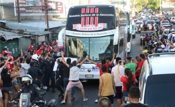 HOY / Aglomeración de pasión por la Albirroja en su camino al Defensores del Chaco