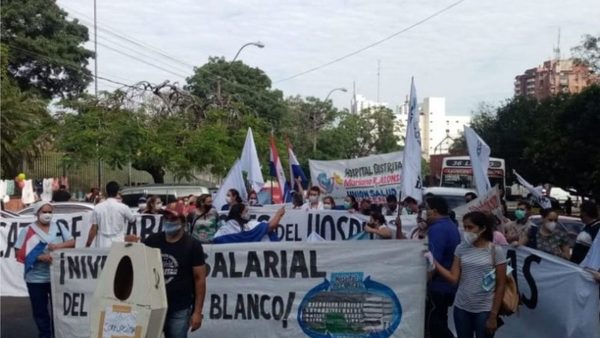Funcionarios de Clínicas a huelga por un mayor presupuesto