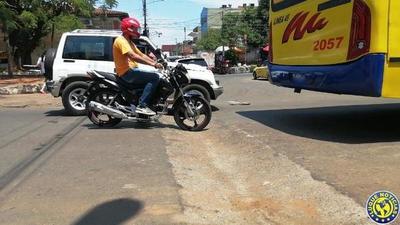 Precarios badenes dificultan tránsito y estropean vehículos •