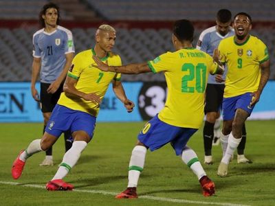 Brasil golpea a Uruguay en Montevideo y sigue firme arriba