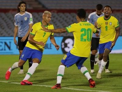 Brasil golpea a Uruguay en Montevideo y sigue firme arriba