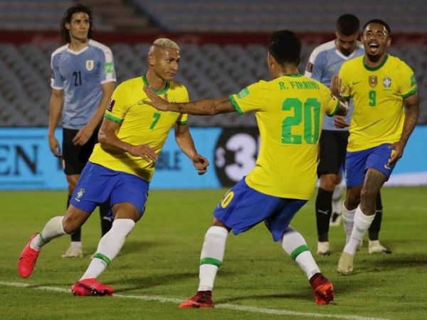 Brasil golpea a Uruguay en Montevideo y sigue firme arriba