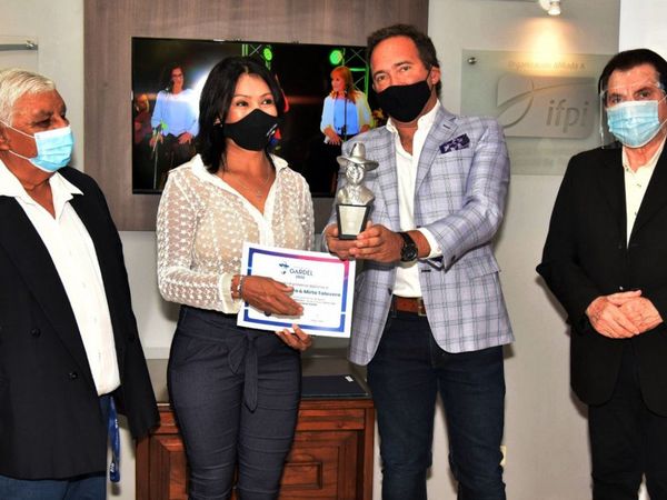 Mirta Talavera y Blue Caps reciben la estatuilla Gardel