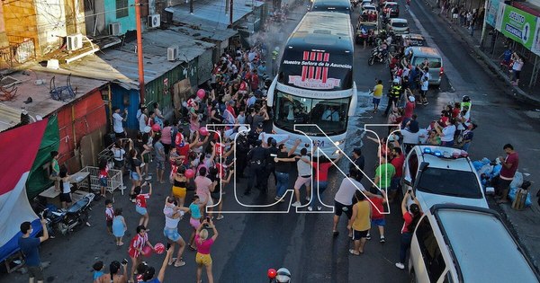 La Nación / Invicta con el calor de su gente