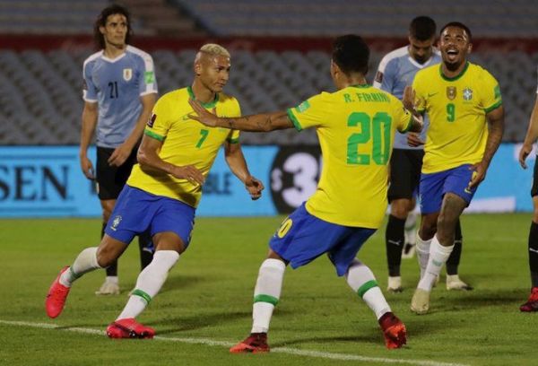 Brasil golpea a Uruguay en Montevideo y sigue firme arriba