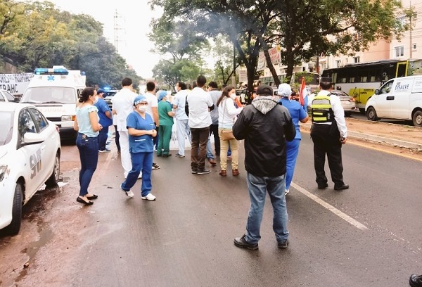 Arranca huelga de funcionarios en el Hospital de Clínicas