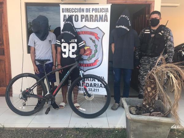Detienen a tres jóvenes y recuperan bicicleta denunciada como robada