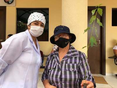 Dr. Pallarolas: “En vez de agarrar un cigarrillo, plantemos un árbol”