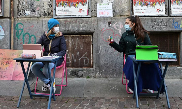 Estudiantes italianos protestan el cierre de sus escuelas, estudiando en las calles
