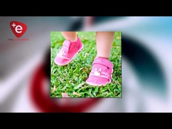 Especialistas aconsejan que los bebés anden siempre descalzos al menos hasta los 12-18 meses de vida