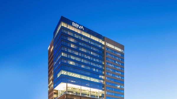 El BBVA encara la fusión con el Sabadell tras salir de EEUU