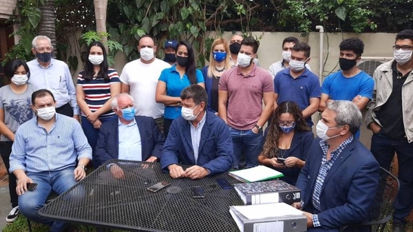 HOY / Efraín recula y huye de escrachadores que lo esperaban en el PLRA