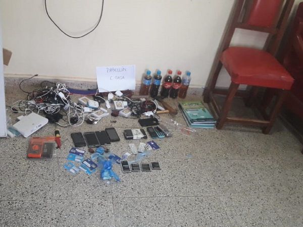 Requisan armas blancas, celulares y bebidas en penal de Itapúa