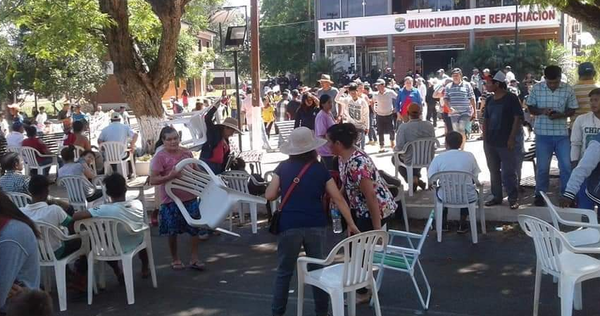 Exigen a madres de Tekoporã a participar en manifestación contra intendenta, denuncian - Noticiero Paraguay