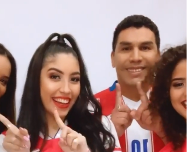 Crónica / (VIDEO) Al son de “Chica Ideal” el Chava mueve el esqueleto