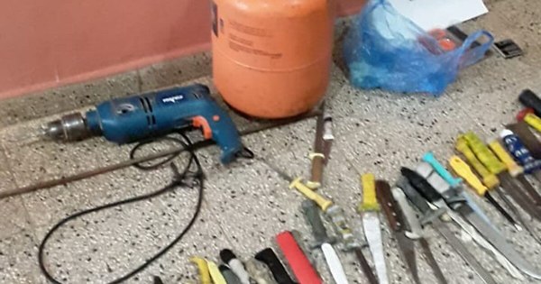 La Nación / Incautan armas blancas, bebidas alcohólicas y celulares en Cereso