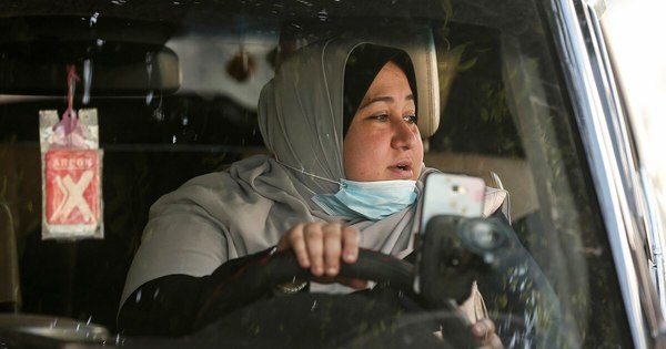 La Nación / Primera taxista de Gaza lanza servicio exclusivo para mujeres