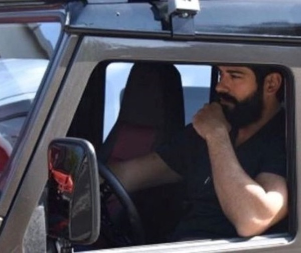Marido de actriz de “Amor en guerra” prueba nuevo vehículo en Estambul