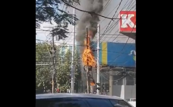 Arde cableado enmarañado sobre transitada avenida | Noticias Paraguay