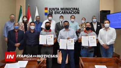 JUNTA MUNICIPAL ENTREGÓ RECONOCIMIENTO A ITAPÚA EN NOTICIAS