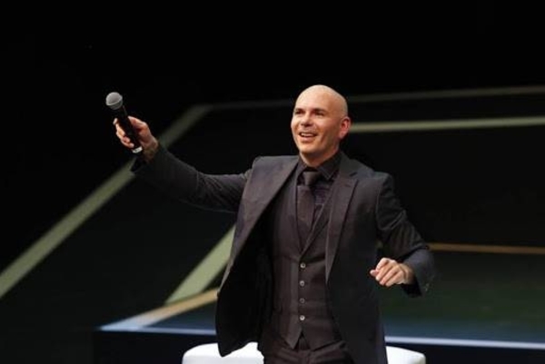 HOY / Pitbull actuará junto a personal de emergencia en los Latin Grammy