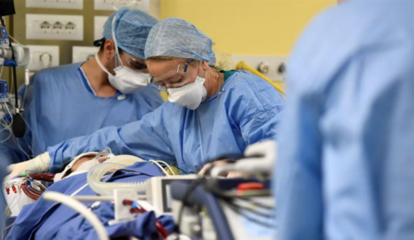 HOY / COVID-19: jóvenes sin enfermedades de base tuvieron casos graves y fallecieron, recuerda infectólogo