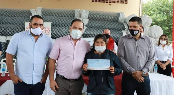 Ministro entregó insumos para huertas y capital semilla en Canindeyú - Noticiero Paraguay