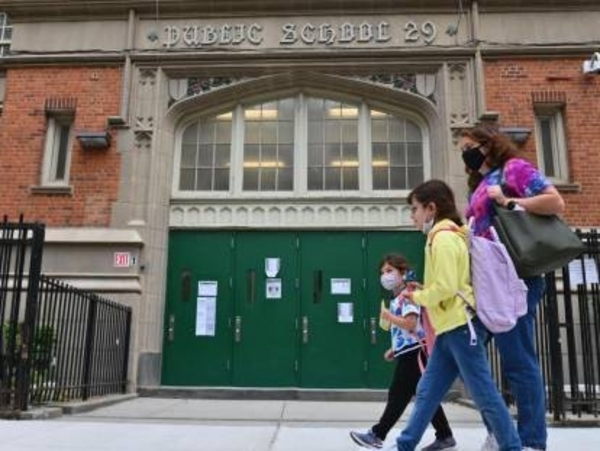 HOY / Nueva York cerrará las escuelas públicas por el aumento de casos de COVID-19