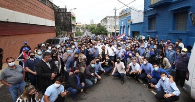 La Nación / Manifestantes en contra de Alegre piden democratización partidaria
